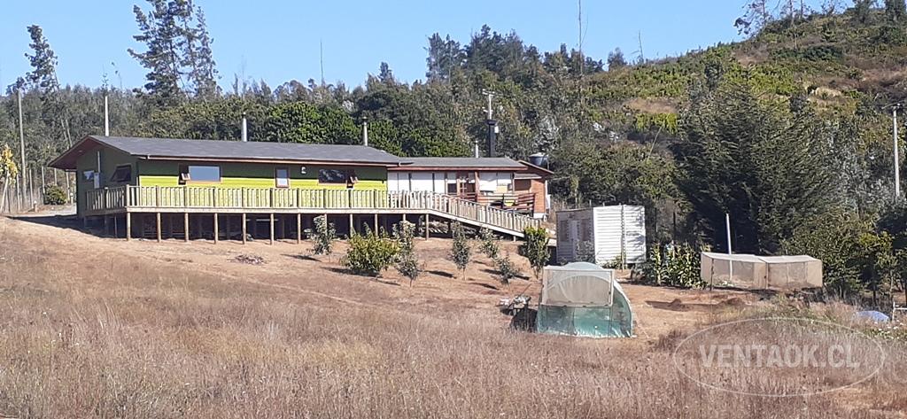 PARCELA CON 3 CONSTRUCCIONES